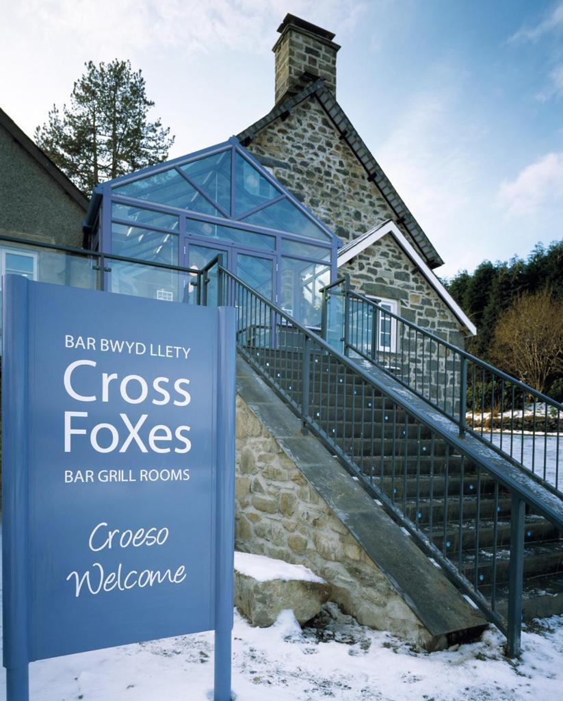 Cross Foxes - Bar Grill Rooms Dolgellau Exteriör bild